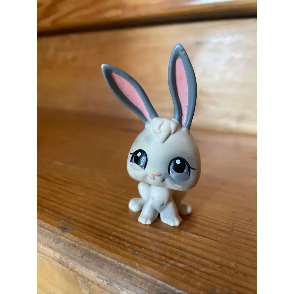Littlest Pet Shop (LPS) rabbit figure, #18